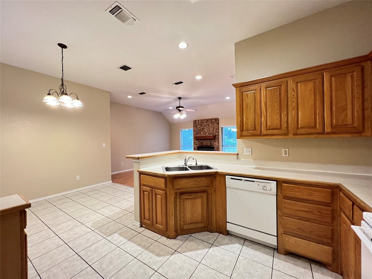 788 Robin Ct - Photo 7 of 19
