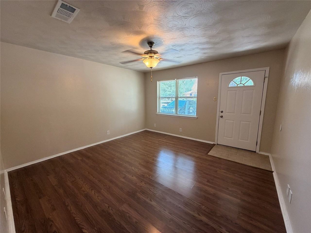 825 Bryan Dr - Photo 3 of 13