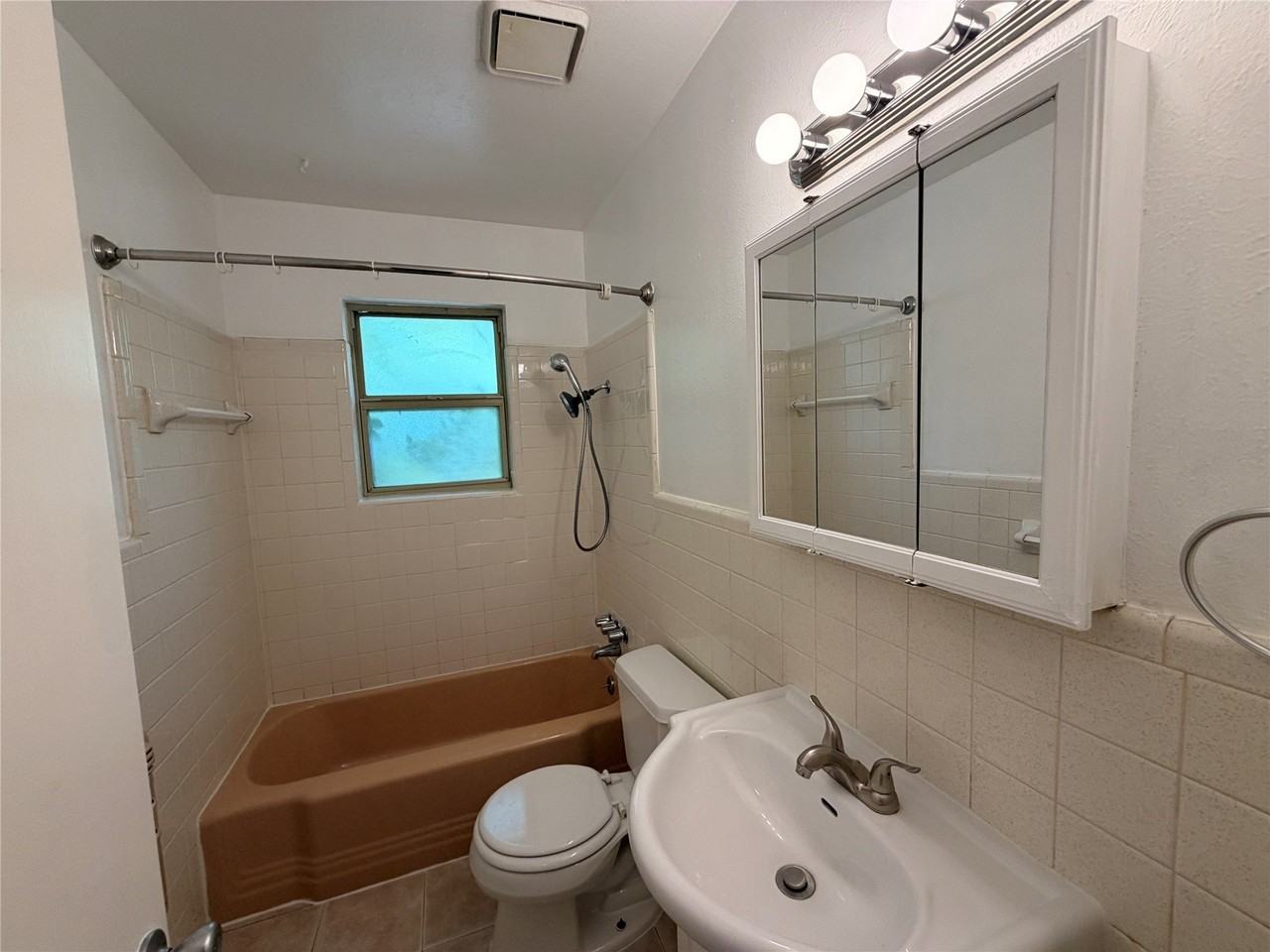 825 Bryan Dr - Photo 4 of 13