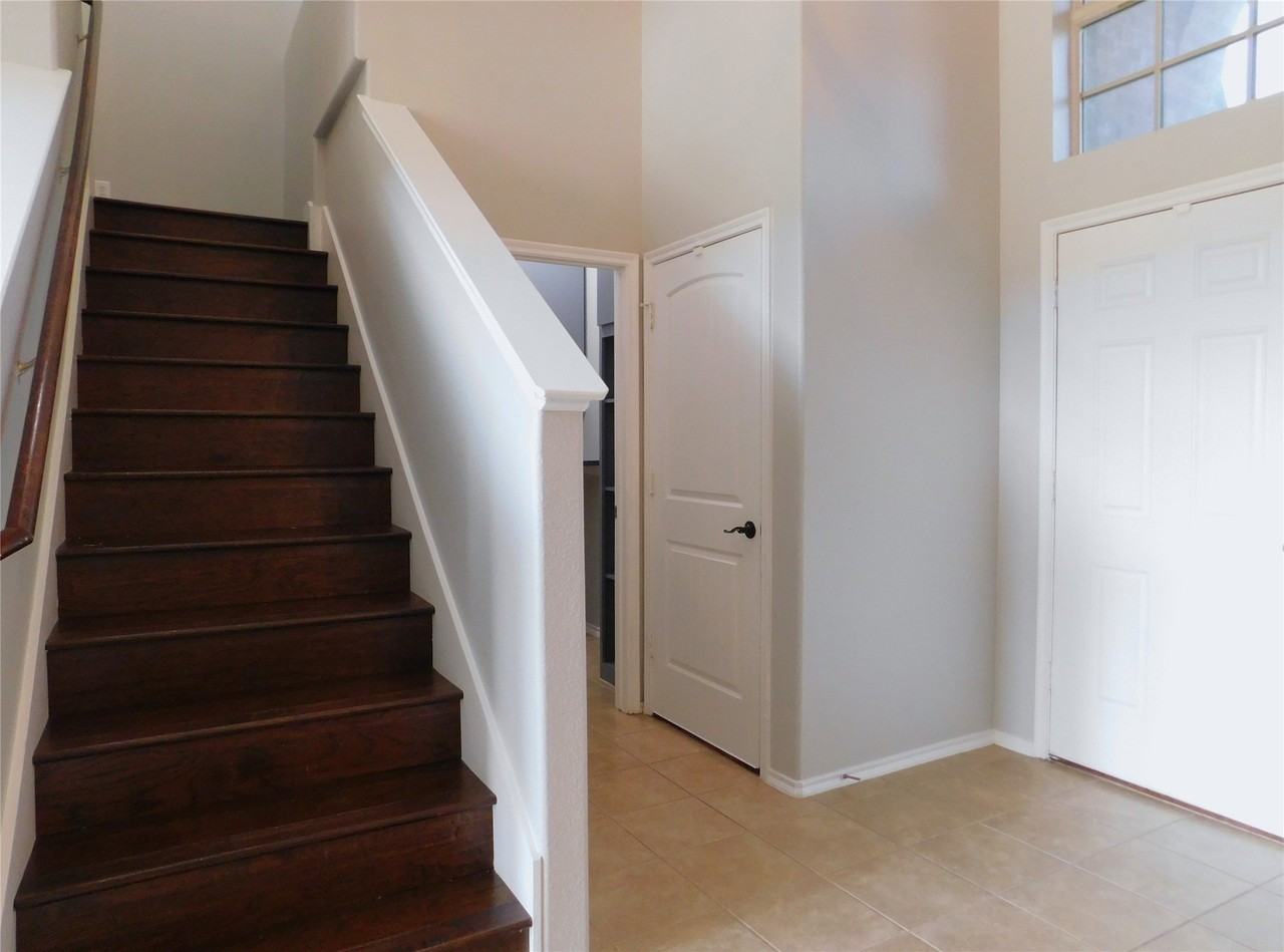14904 Riverside Dr - Photo 4 of 37