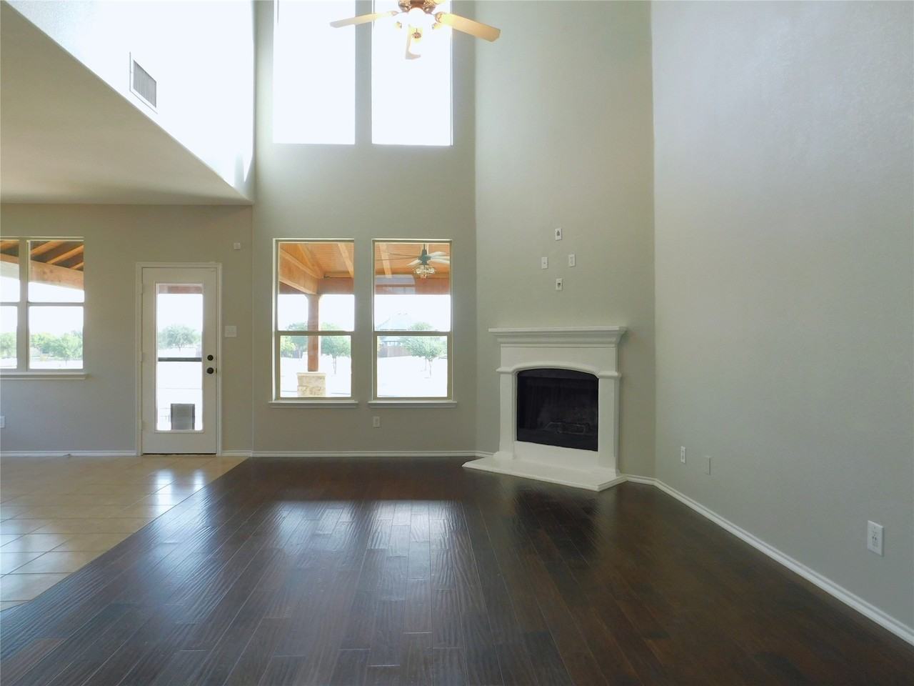 14904 Riverside Dr - Photo 7 of 37