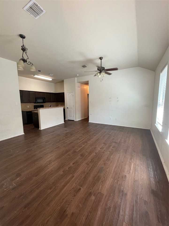 1428 Ravenwood Dr - Photo 2 of 11
