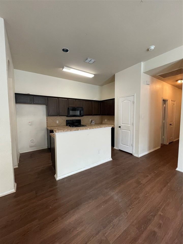 1428 Ravenwood Dr - Photo 3 of 11