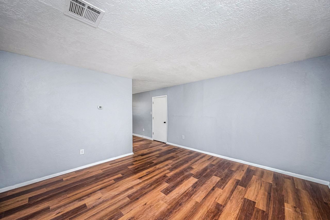 709 Sw 45th St #1 - Photo 4 of 21