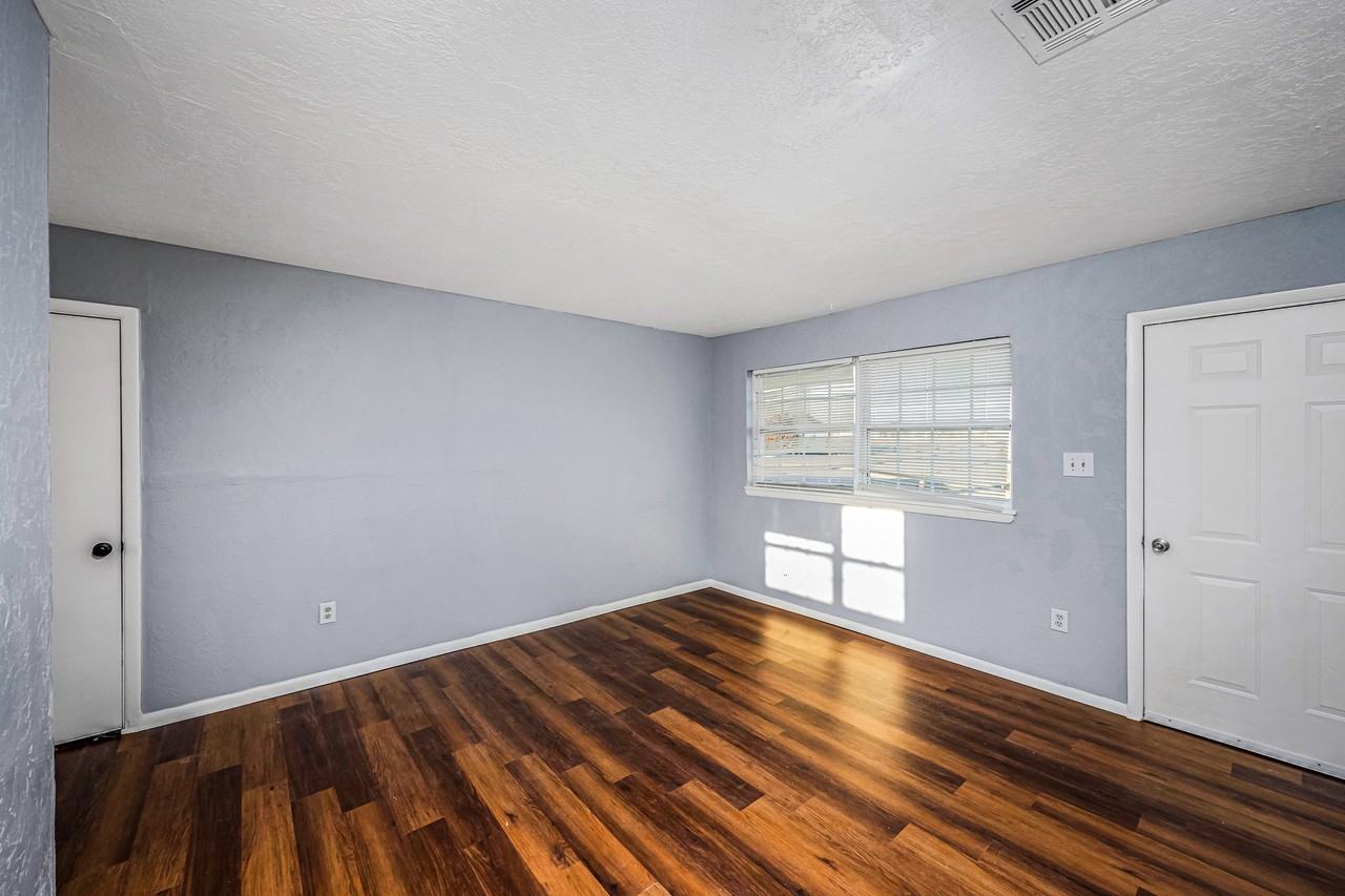 709 Sw 45th St #1 - Photo 5 of 21