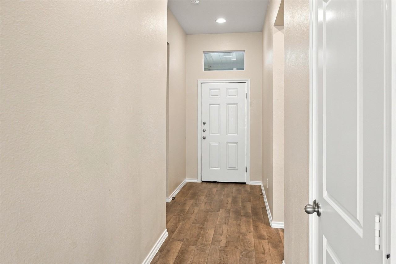 1723 Kenmore Rd - Photo 3 of 15
