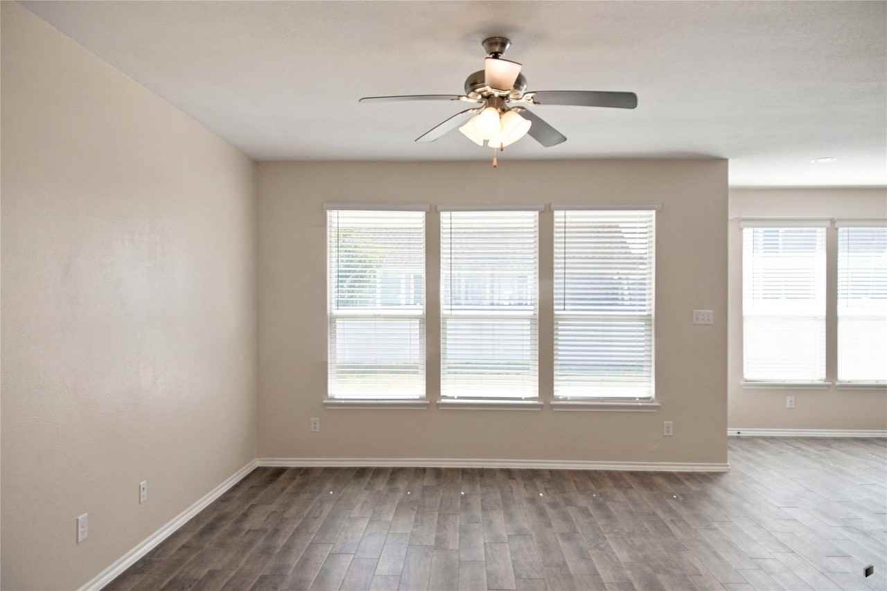 1723 Kenmore Rd - Photo 5 of 15