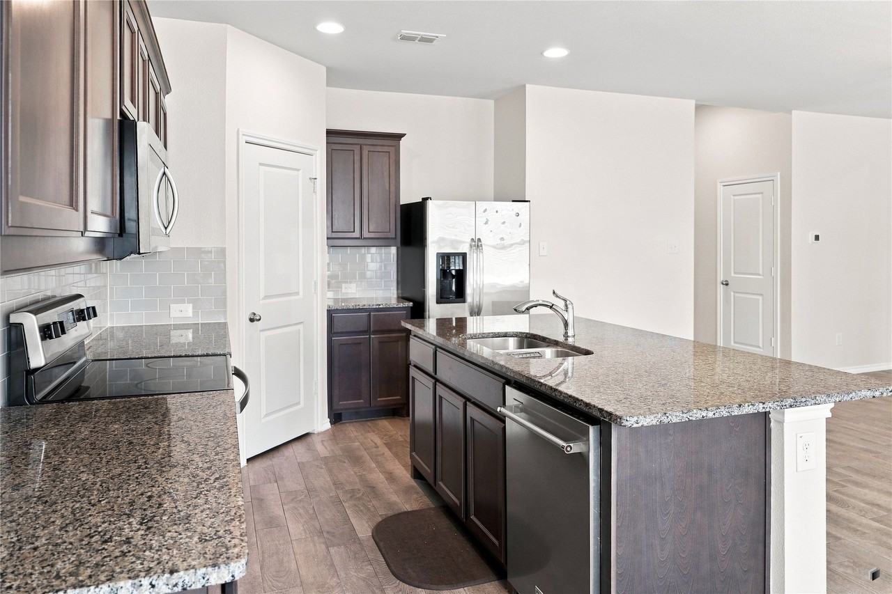 1723 Kenmore Rd - Photo 6 of 15