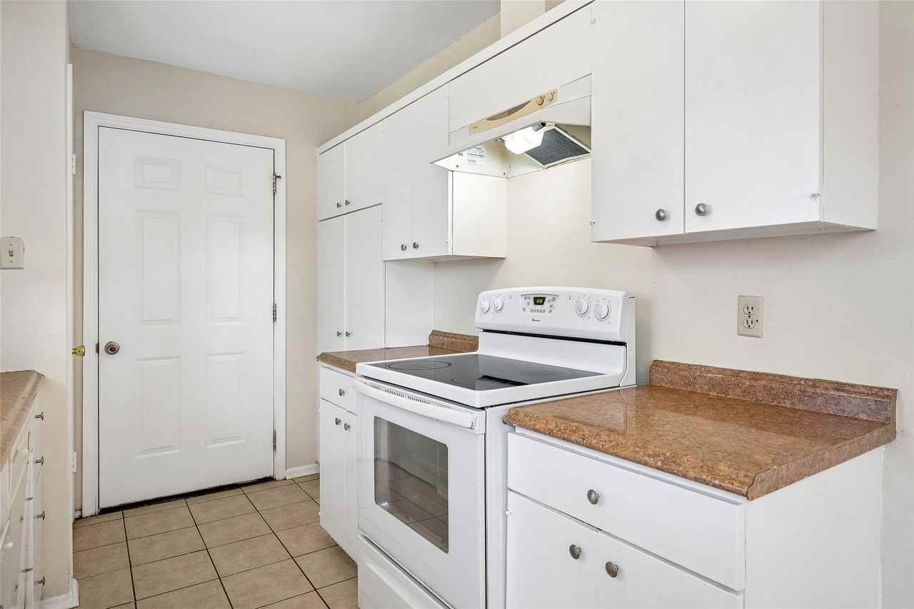 907 Greenbriar Ln - Photo 2 of 14