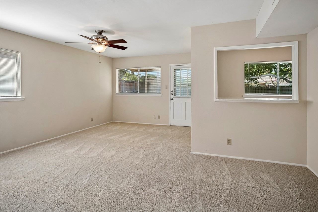 907 Greenbriar Ln - Photo 3 of 14