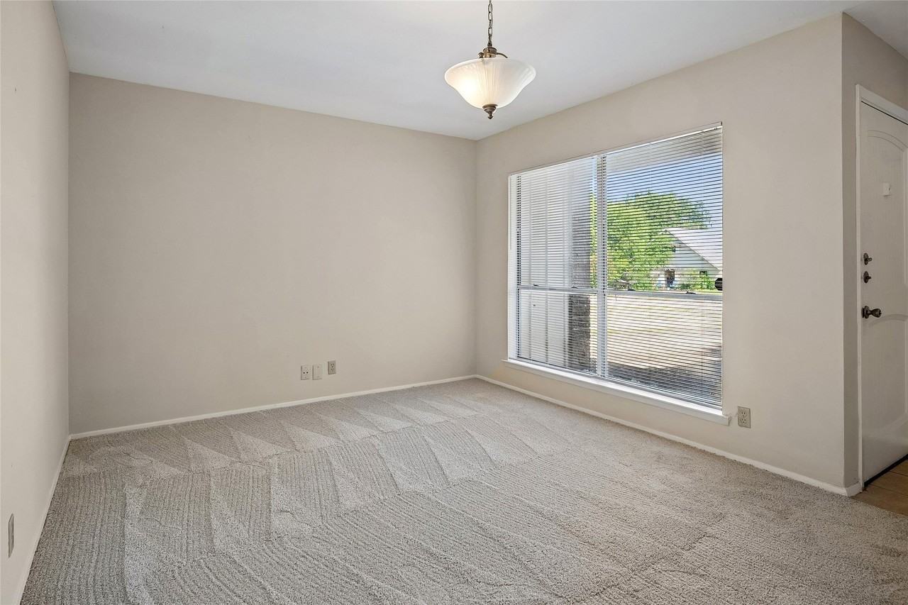 907 Greenbriar Ln - Photo 4 of 14