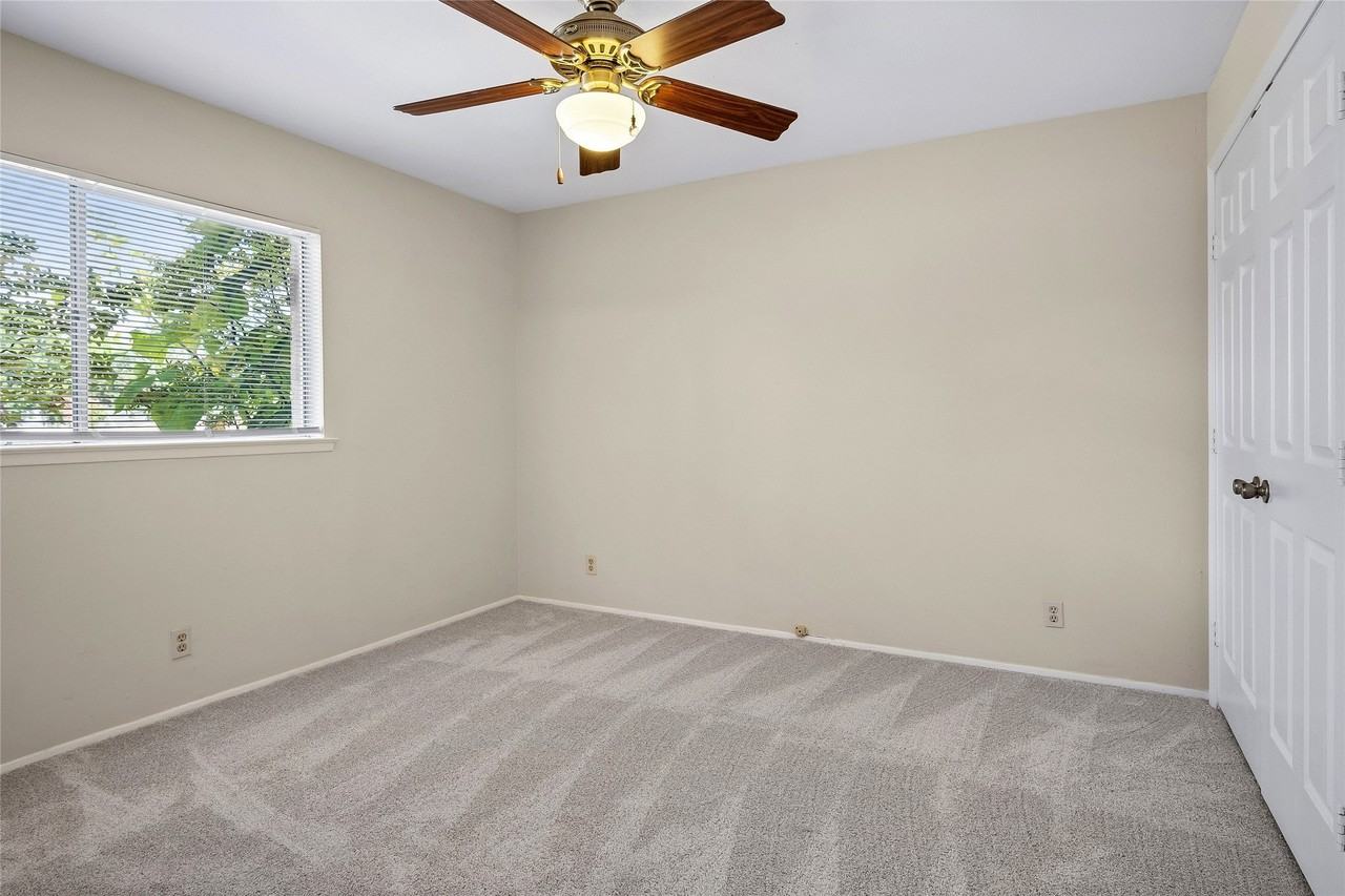 907 Greenbriar Ln - Photo 7 of 14