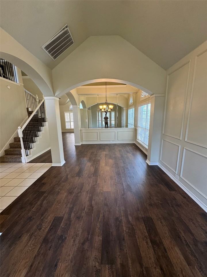 3006 Upland Dr - Photo 3 of 35