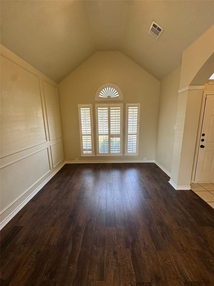 3006 Upland Dr - Photo 4 of 35