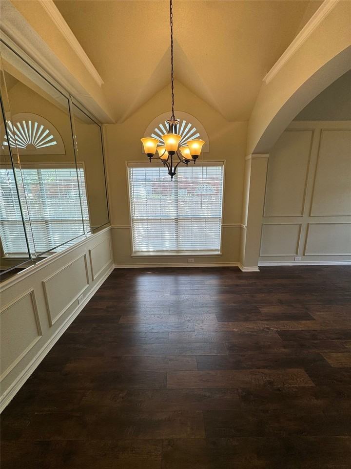 3006 Upland Dr - Photo 5 of 35