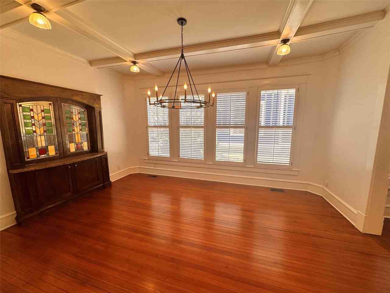 412 E 6th St - Photo 7 of 38