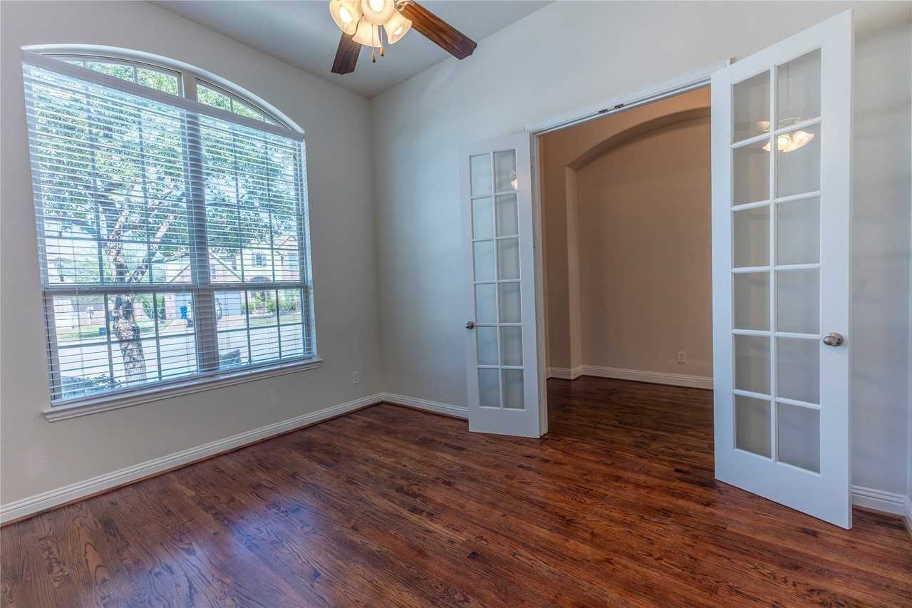 825 Warwick Blvd - Photo 4 of 38