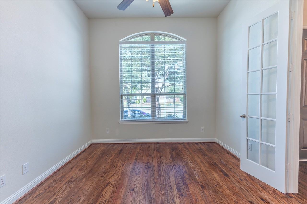 825 Warwick Blvd - Photo 5 of 38