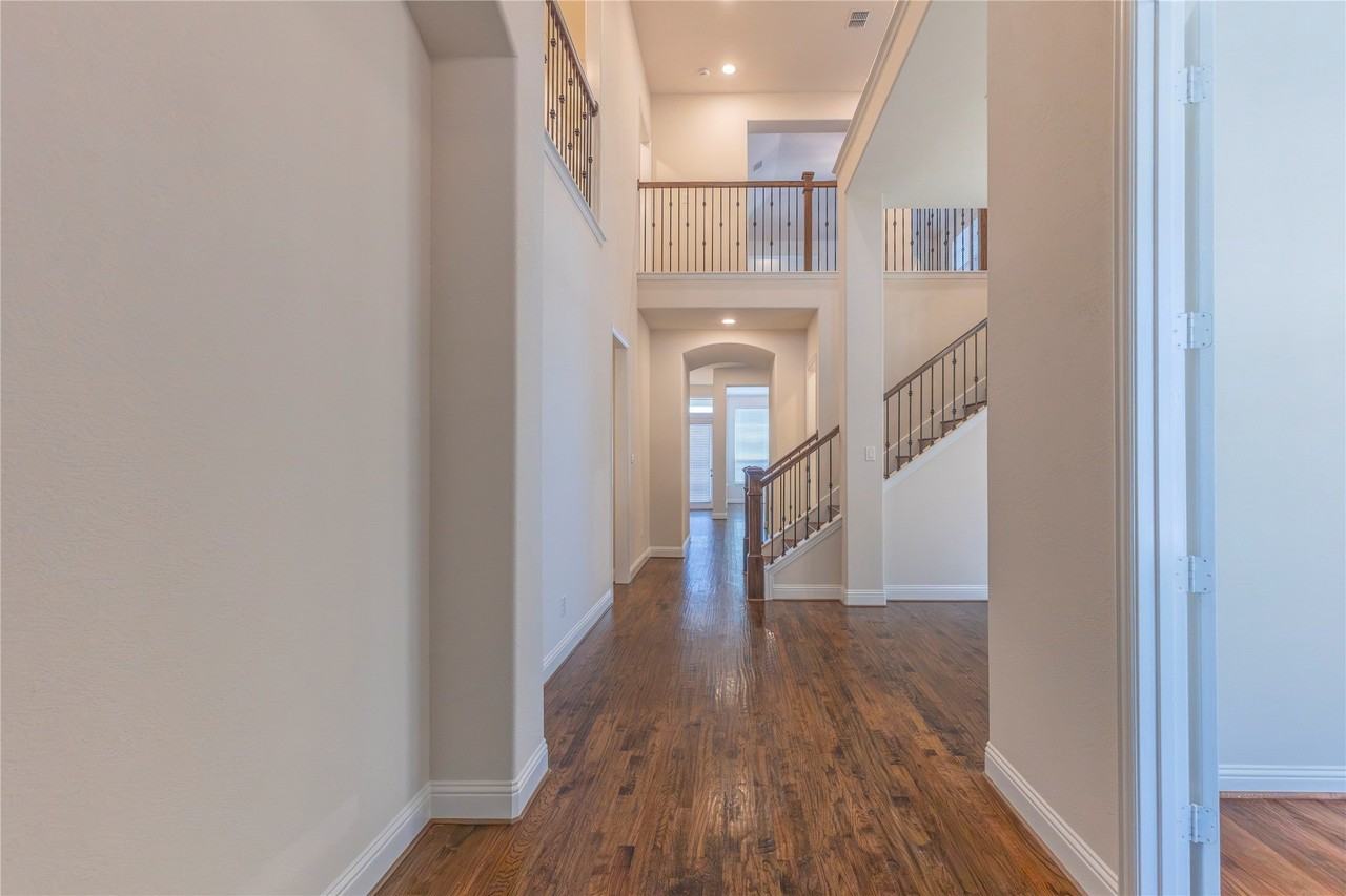 825 Warwick Blvd - Photo 7 of 38