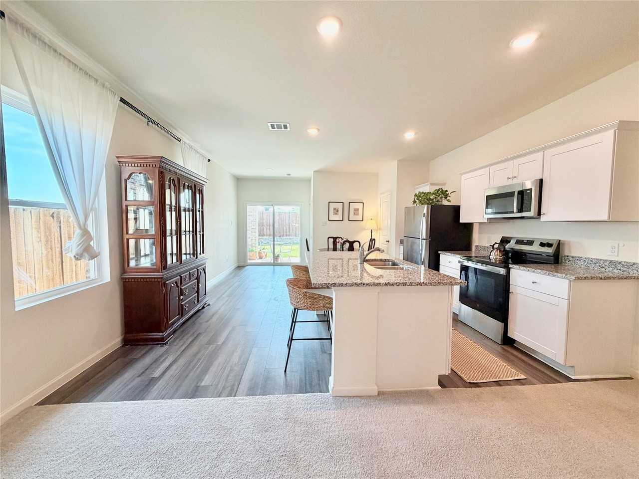2104 Meadow Park Dr - Photo 2 of 20