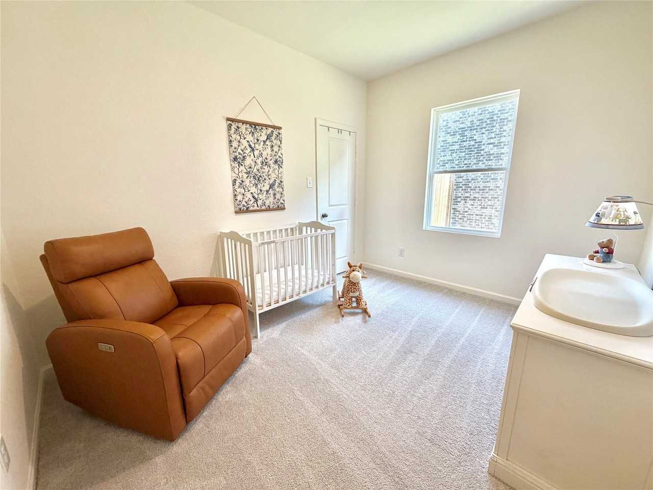 2104 Meadow Park Dr - Photo 5 of 20