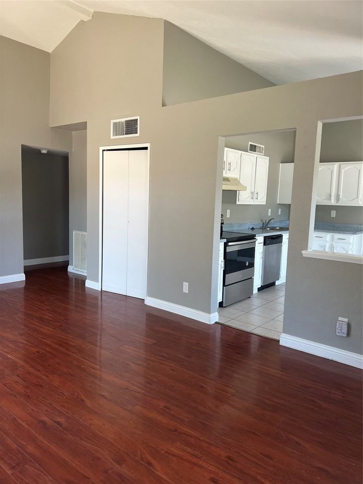 2101 Pennington Dr - Photo 3 of 12
