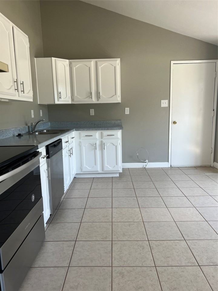 2101 Pennington Dr - Photo 5 of 12