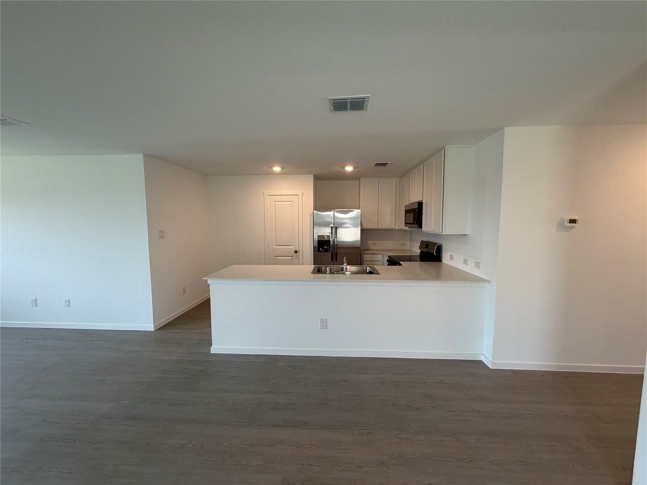 624 W Criner St - Photo 2 of 17