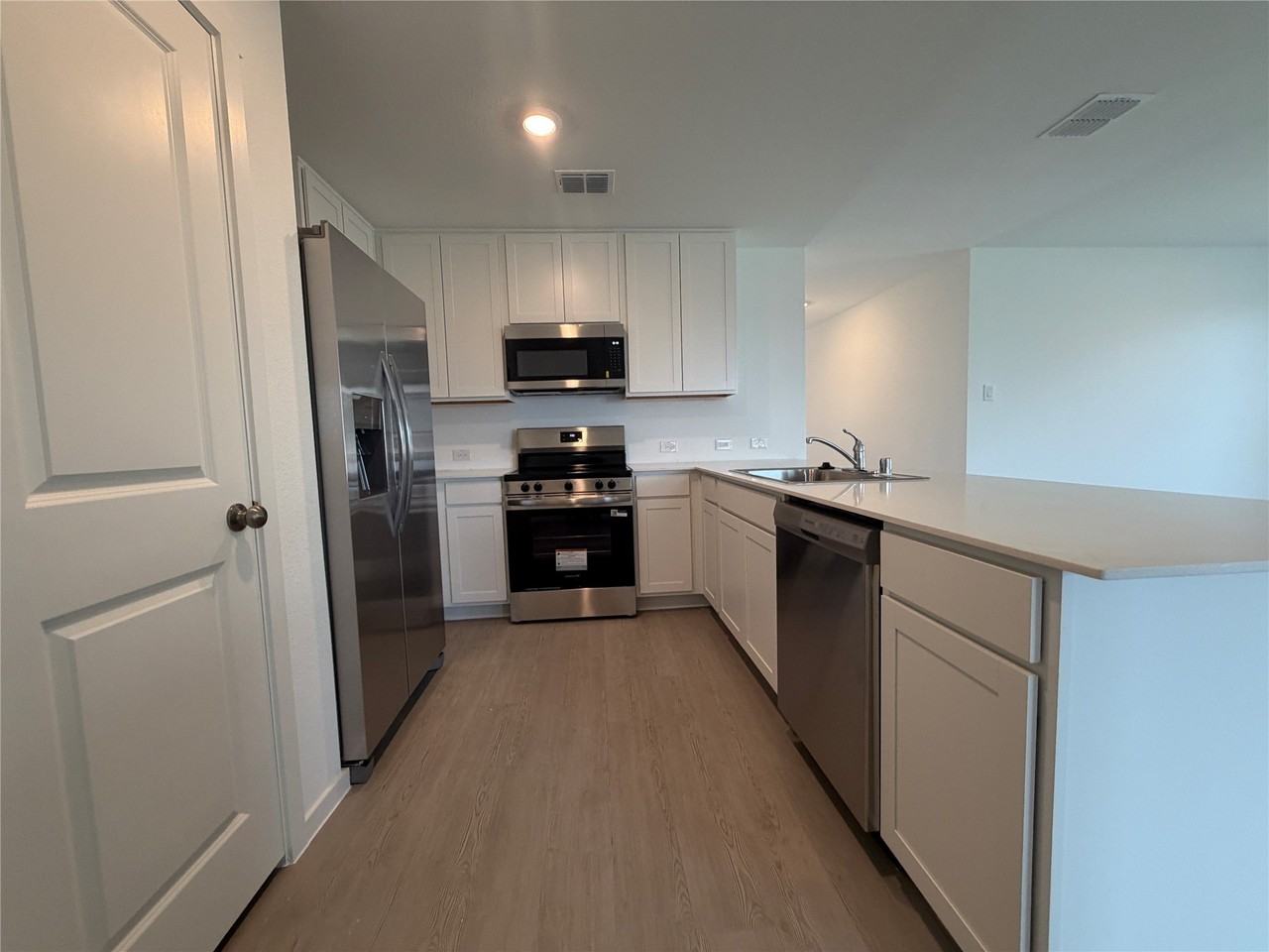 624 W Criner St - Photo 4 of 17
