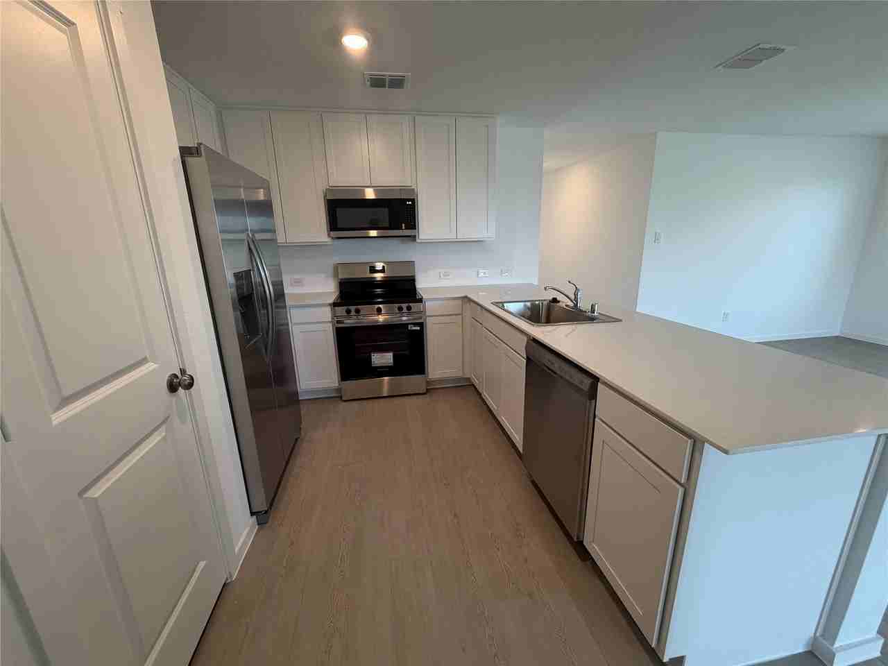 624 W Criner St - Photo 5 of 17