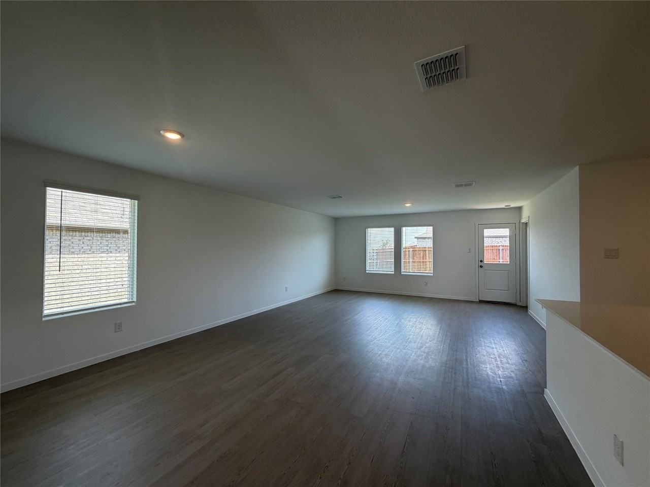 624 W Criner St - Photo 6 of 17