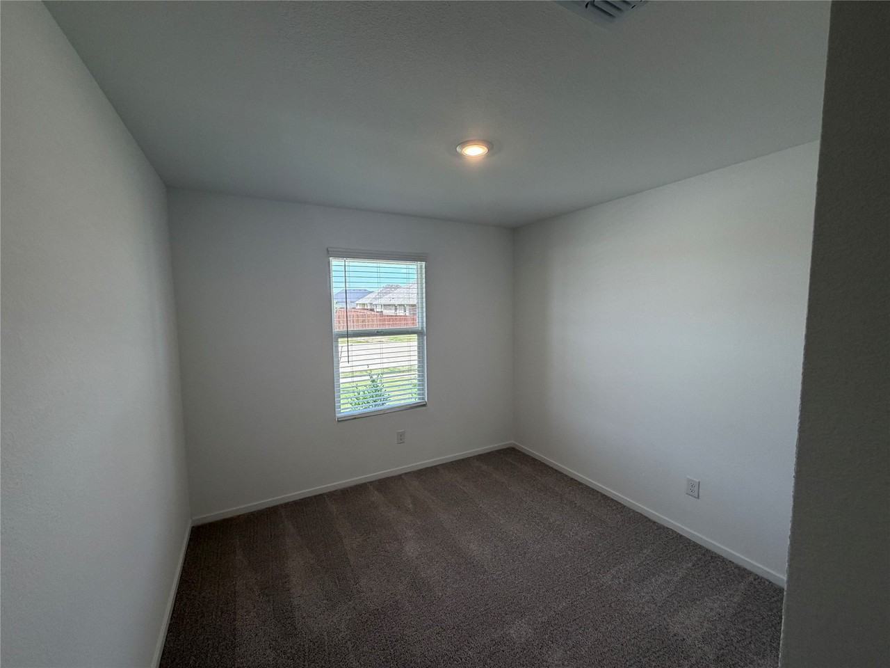 624 W Criner St - Photo 7 of 17