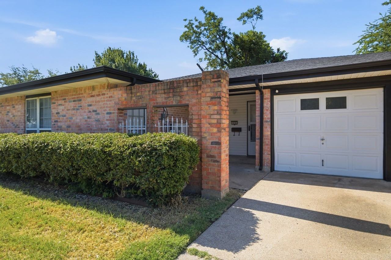 512 Sussex Dr - Photo 2 of 20