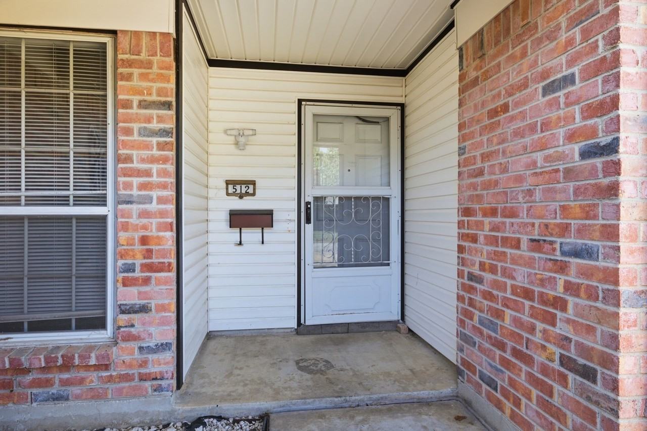 512 Sussex Dr - Photo 3 of 20