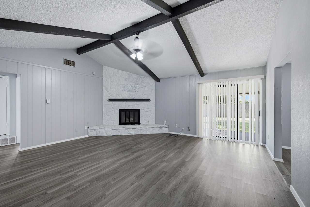 512 Sussex Dr - Photo 6 of 20