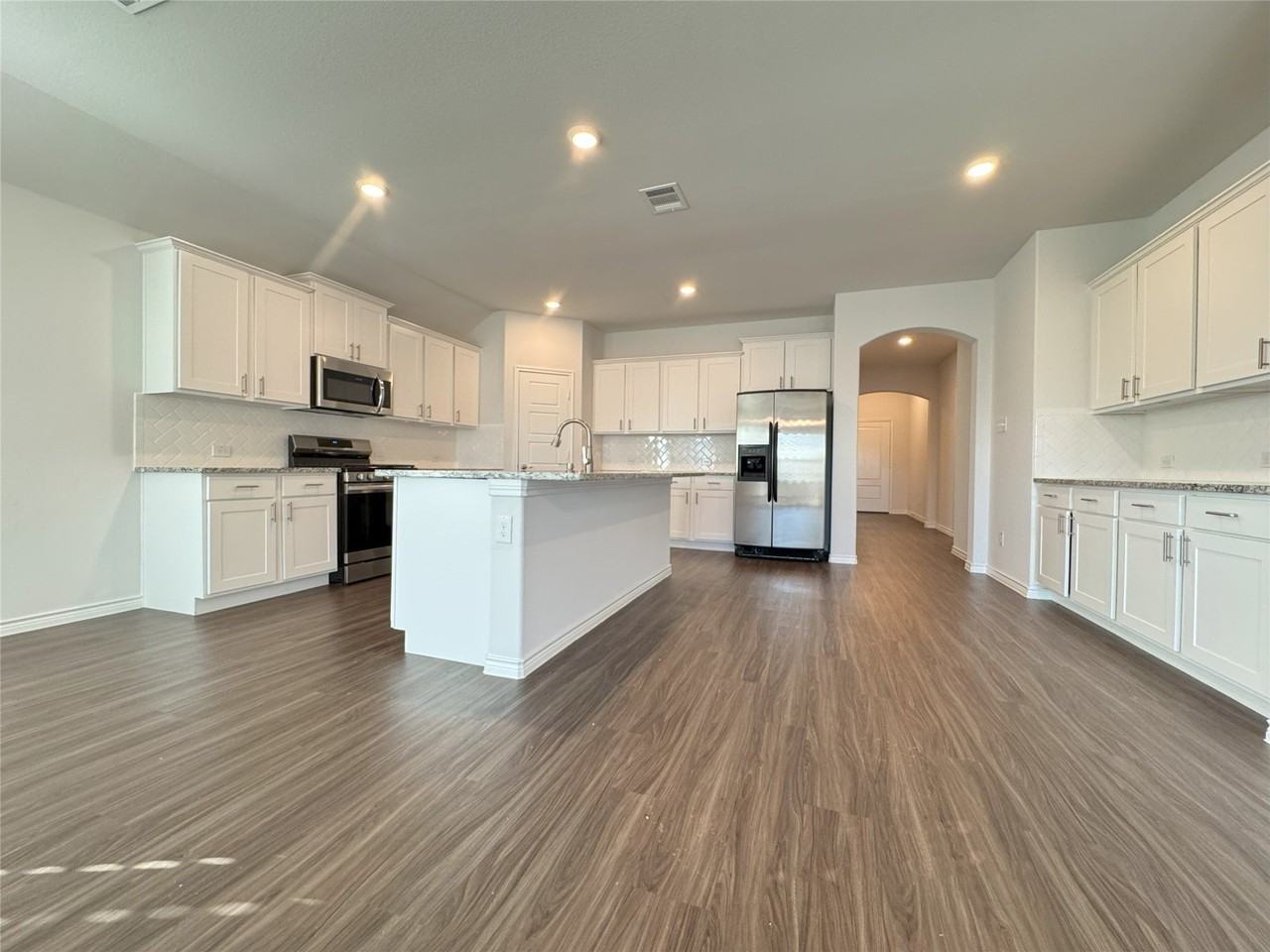 905 Berry St - Photo 4 of 28