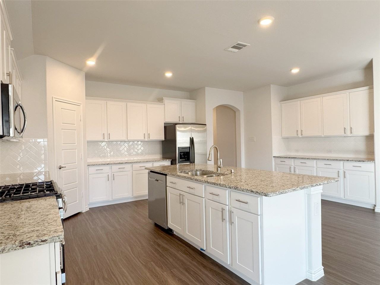 905 Berry St - Photo 6 of 28