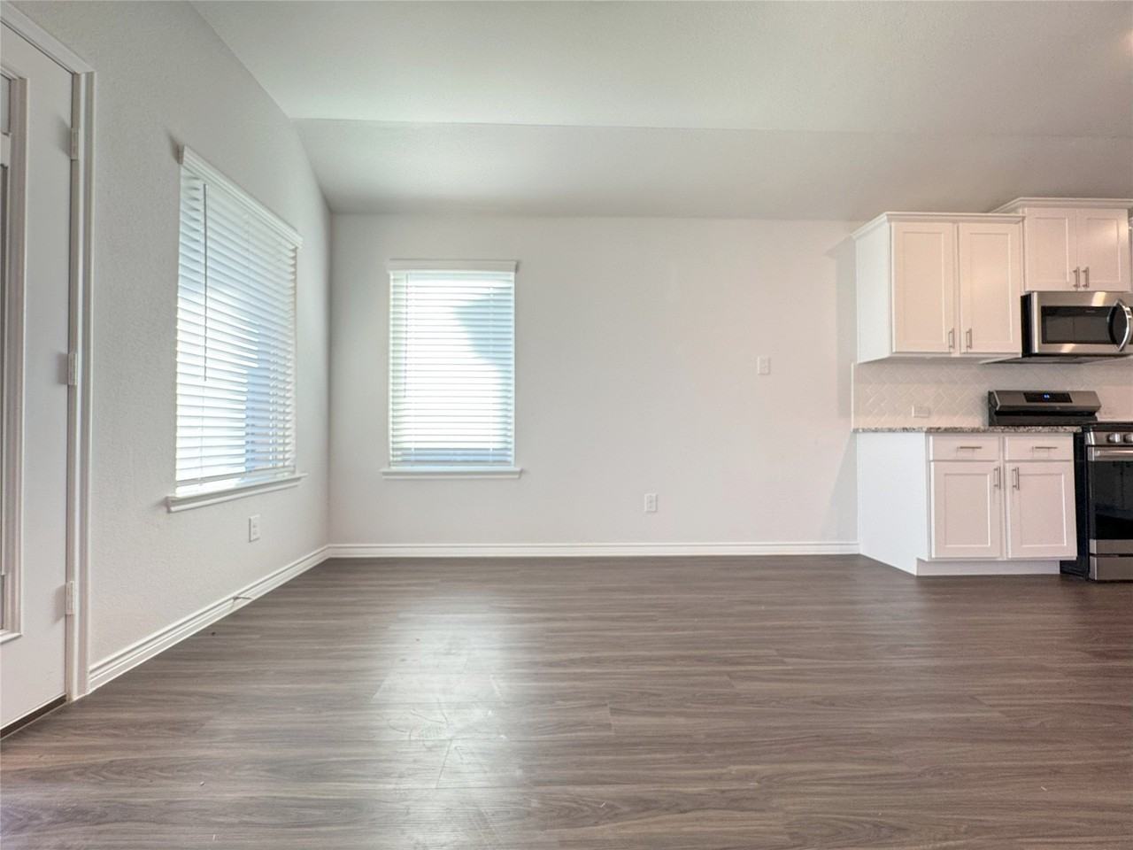 905 Berry St - Photo 7 of 28