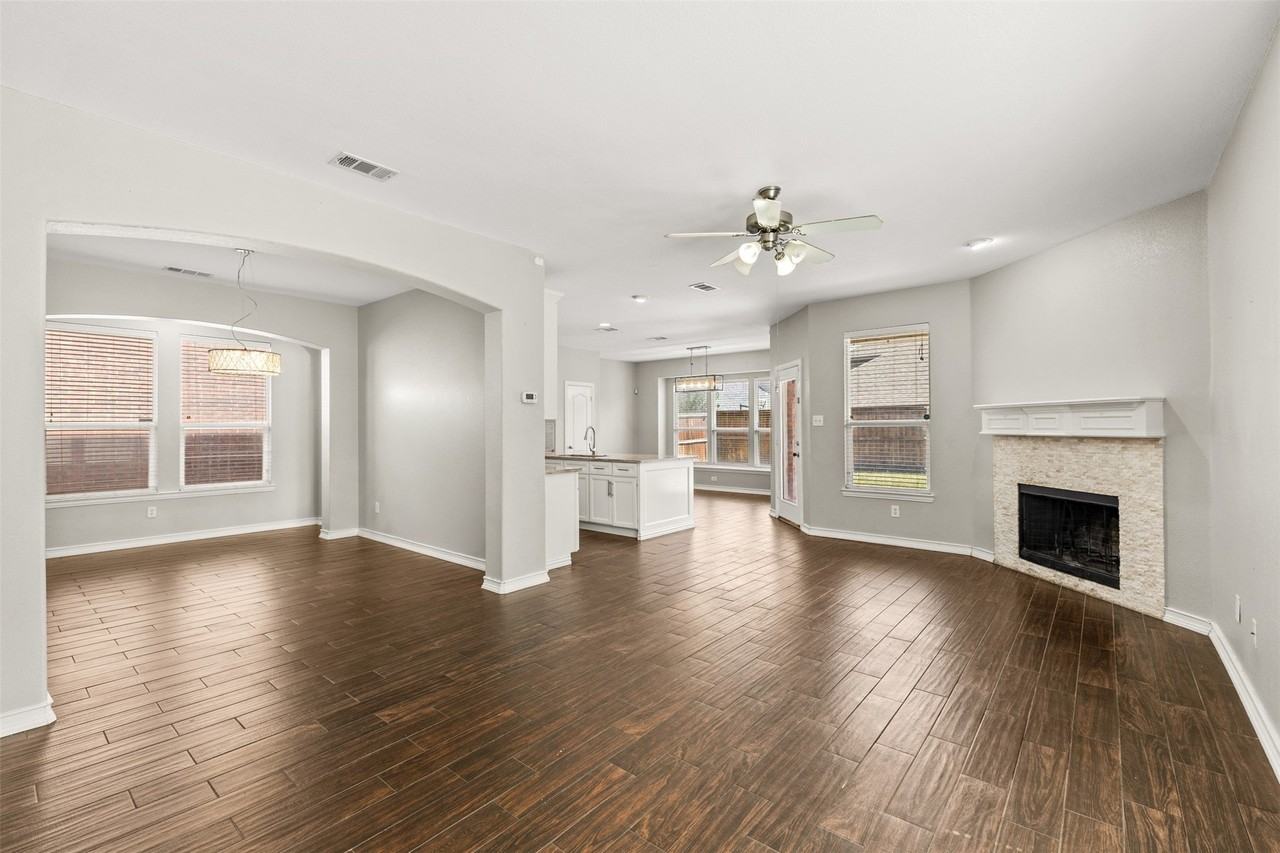 15920 Alvarado Dr - Photo 4 of 37