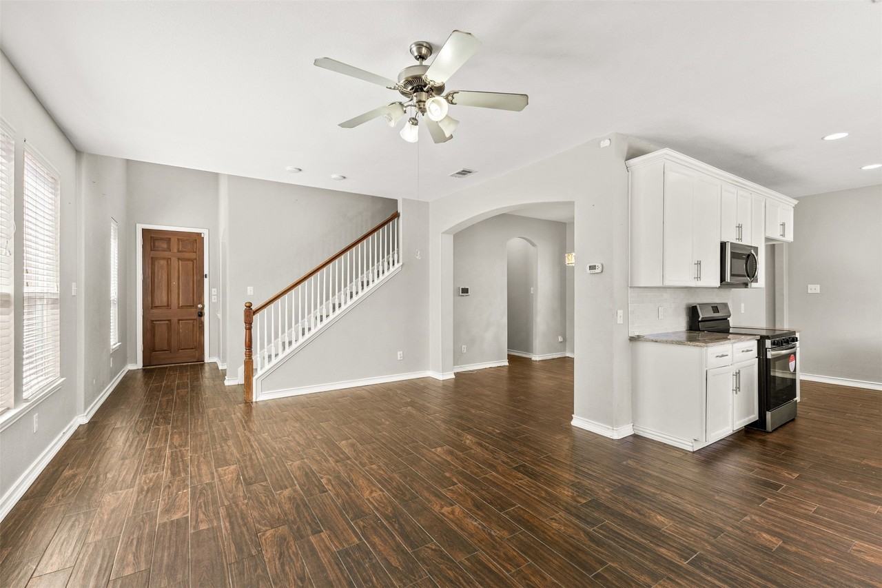 15920 Alvarado Dr - Photo 5 of 37