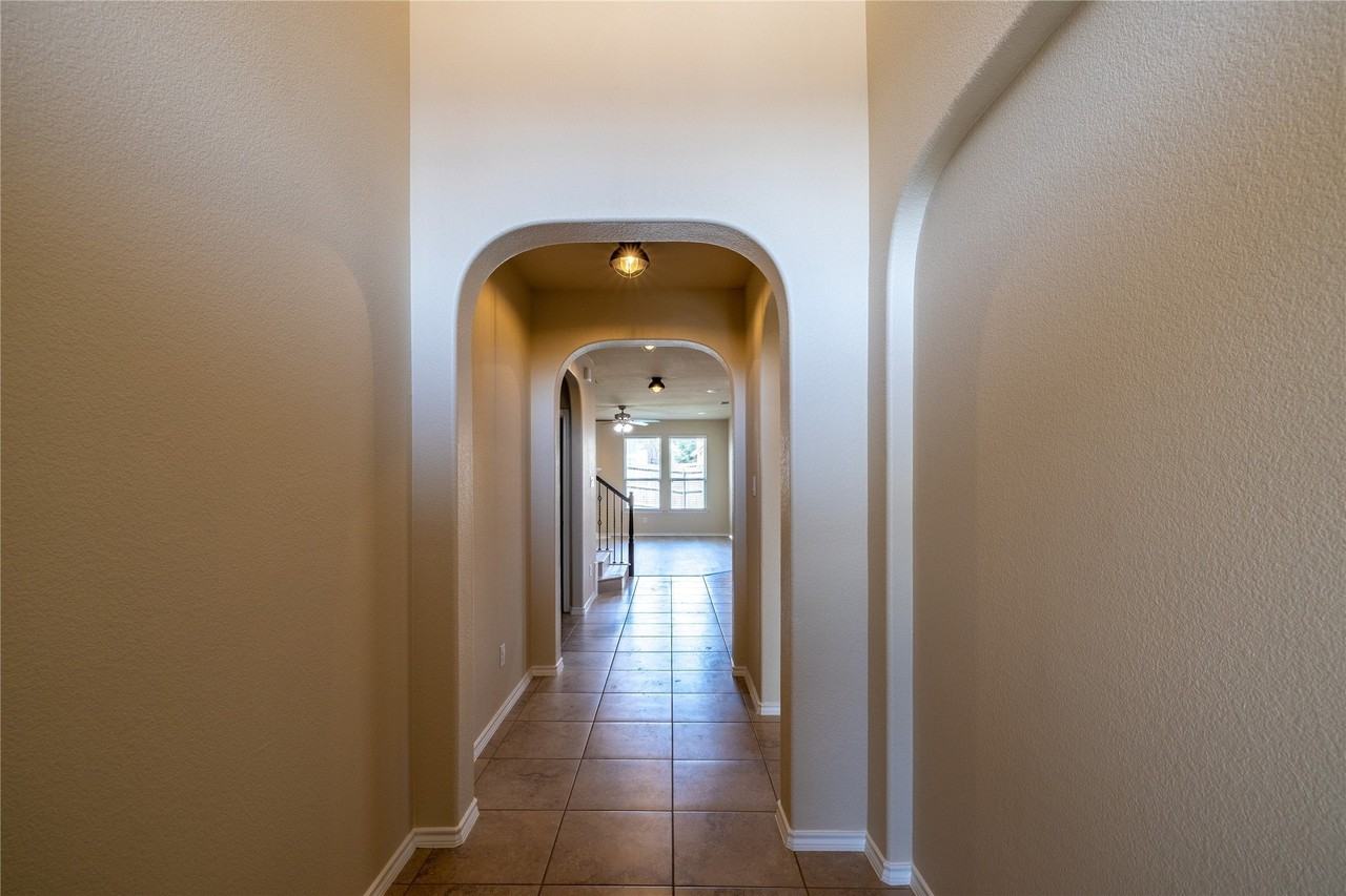 2813 Saddle Creek Dr - Photo 2 of 40