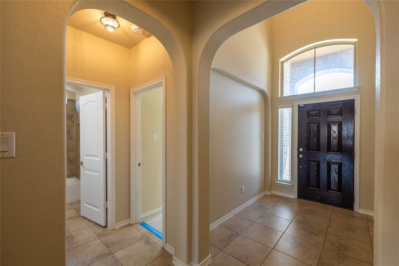 2813 Saddle Creek Dr - Photo 3 of 40