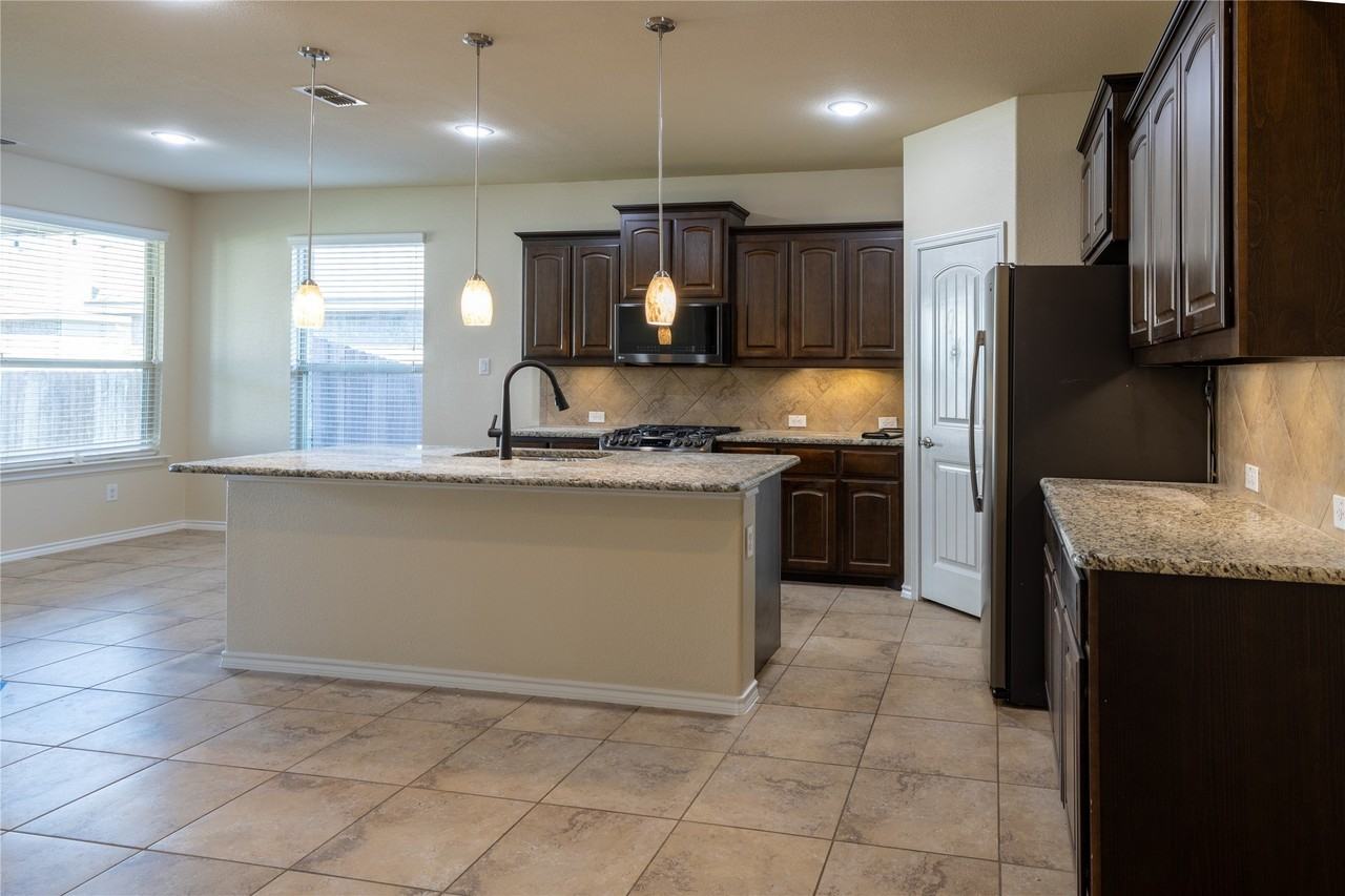 2813 Saddle Creek Dr - Photo 4 of 40