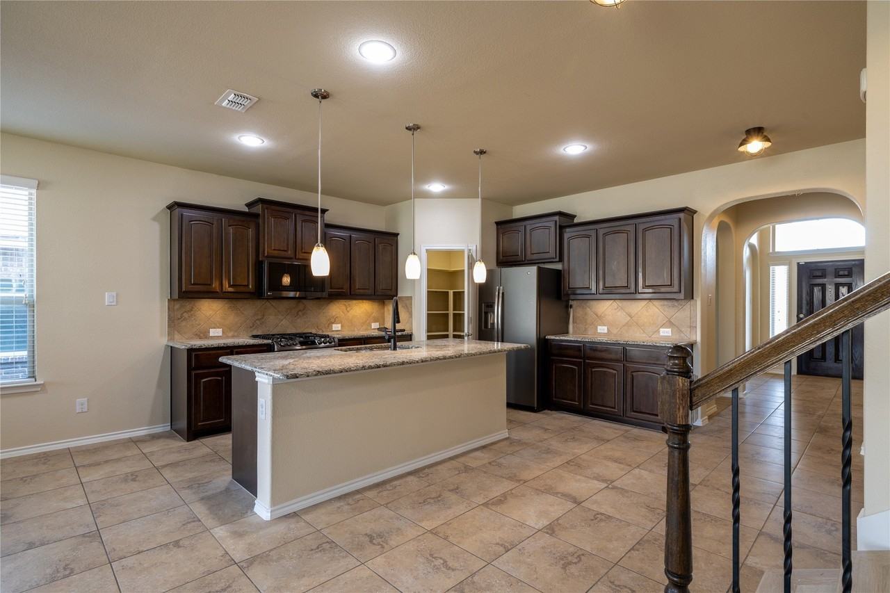 2813 Saddle Creek Dr - Photo 5 of 40