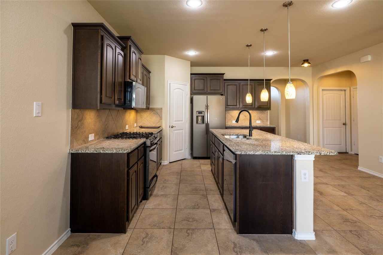 2813 Saddle Creek Dr - Photo 6 of 40