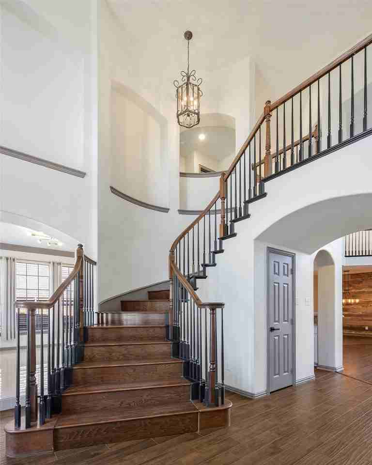 5170 Mohegan Ln - Photo 4 of 40