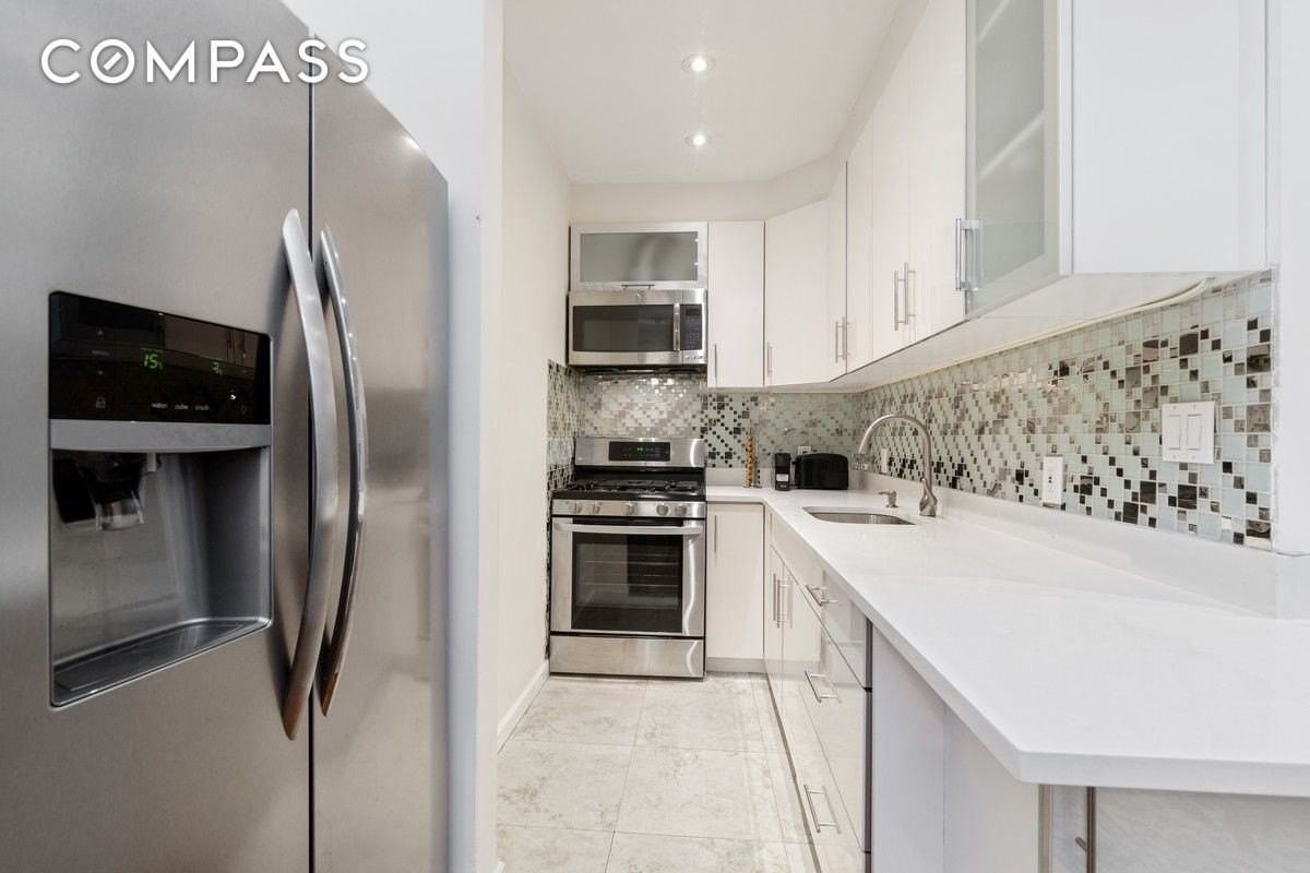 150 E 49th St #3D - Photo 4 of 8
