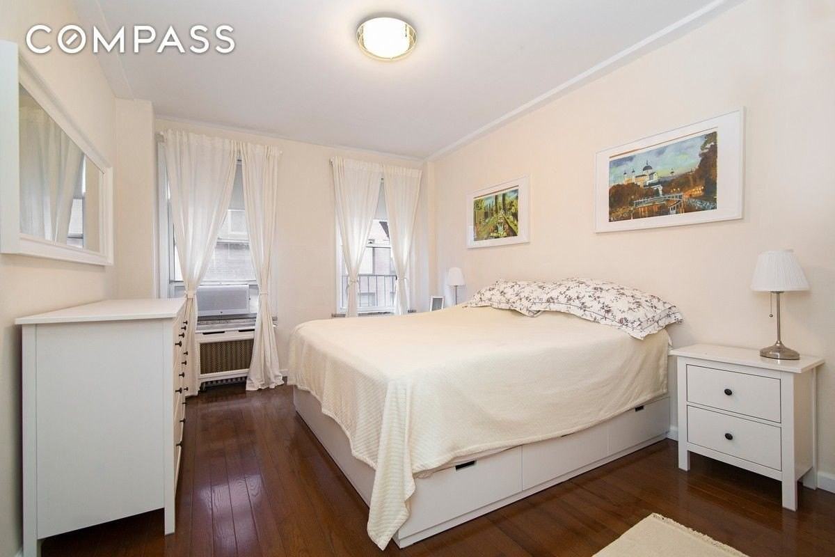 150 E 49th St #3D - Photo 5 of 8