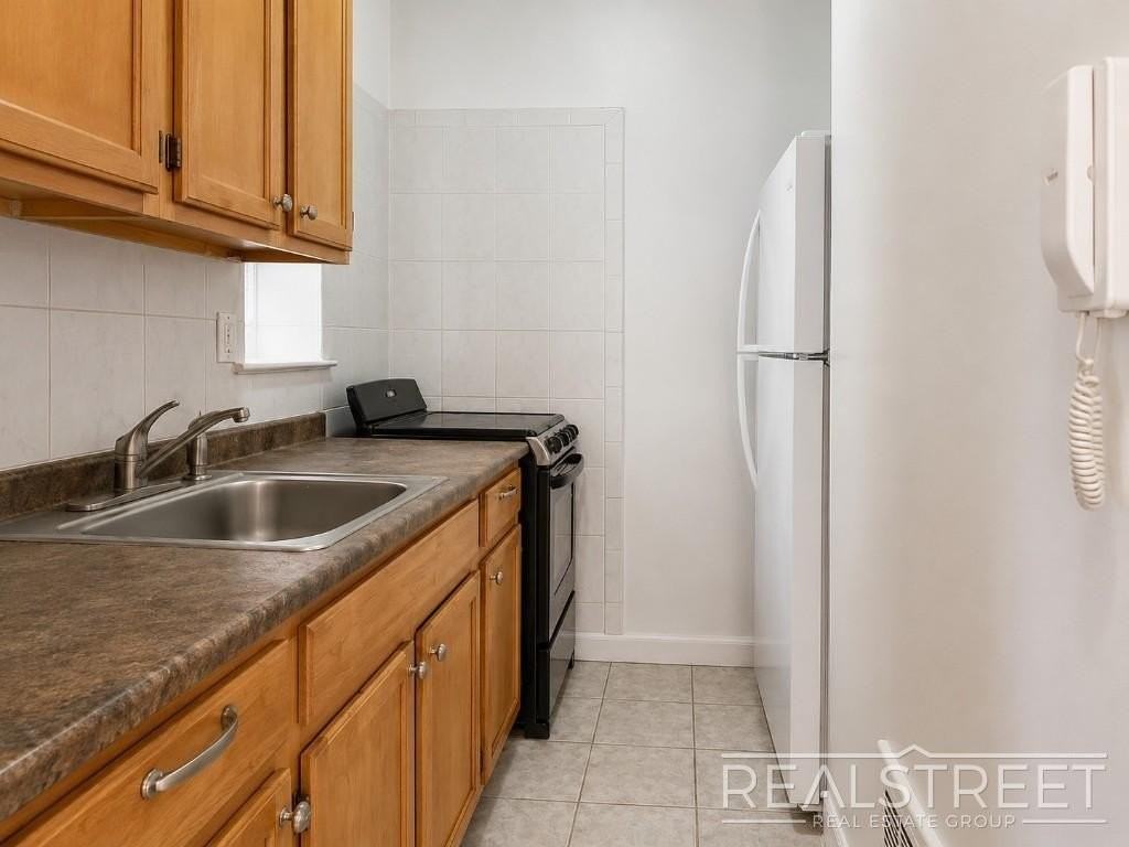 1280 Dean St #2E - Photo 4 of 7