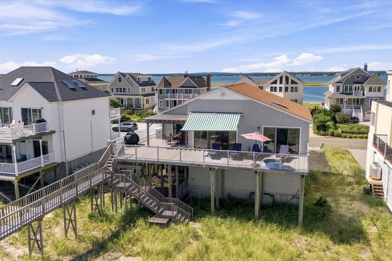 717 Dune Rd - Photo 2 of 21